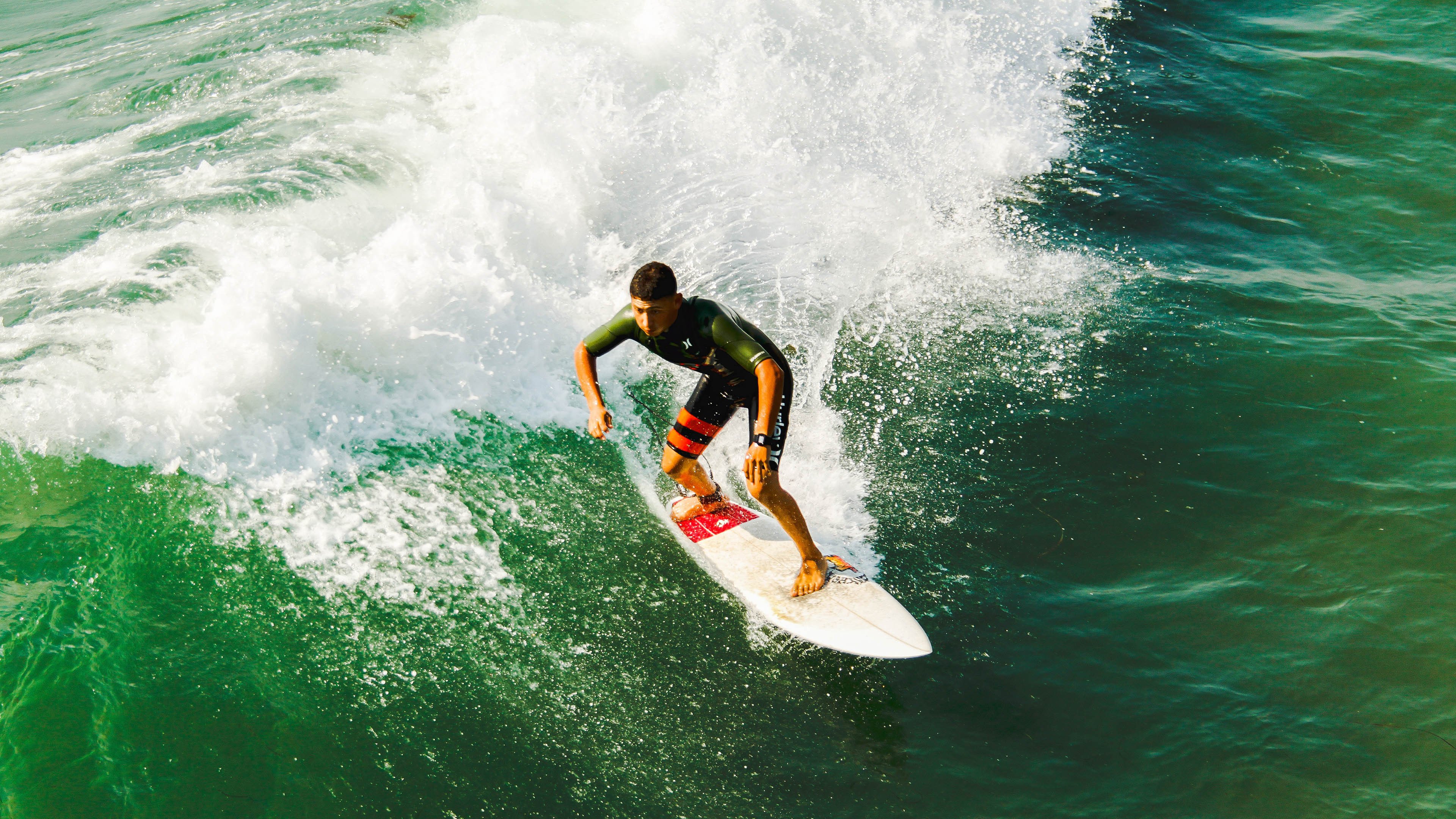 数字化转播技术推动足球赛事全球同步直播，数字化转播的电视节目以哪几类为主